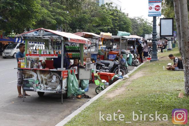 Торговцы напитками и местной едой возле монумента дружбы Вьетнама и Камбоджи