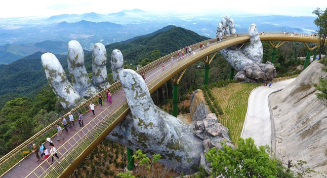 Мост с руками, Дананг, Вьетнам