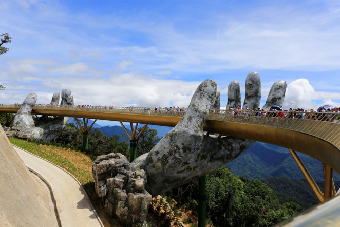 Мост с огромными руками, Дананг, Вьетнам