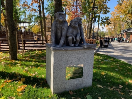 Памятник обезьянам Харьковского зоопарка