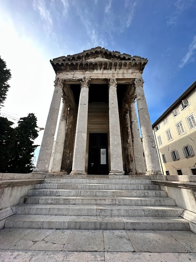 Храм Августа, Пула, Хорватия